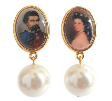 Ohrstecker vergoldet mit Portrait M&auml;rchenk&ouml;nig Ludwig II + weisse Muschelkern-Perle