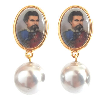 Ohrstecker vergoldet mit Portrait M&auml;rchenk&ouml;nig Ludwig II + weisse Muschelkern-Perle