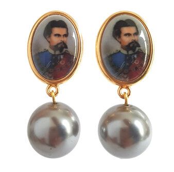 Ohrstecker vergoldet mit Portrait M&auml;rchenk&ouml;nig Ludwig II + weisse Muschelkern-Perle