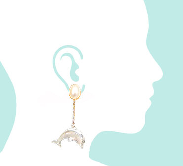Delfin an perlweissem Acryl-Cabochon