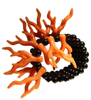 Armband, schwarz, elastisch mit Acryl-Zweigen, korallefarbig