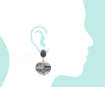 Ohrstecker blau mit abgeflachtem Linsen-Behang Notenzeilen dunkelblau