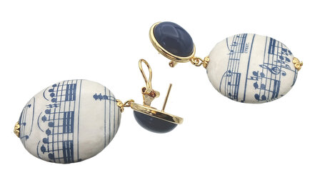 Ohrstecker blau mit abgeflachtem Linsen-Behang Notenzeilen dunkelblau