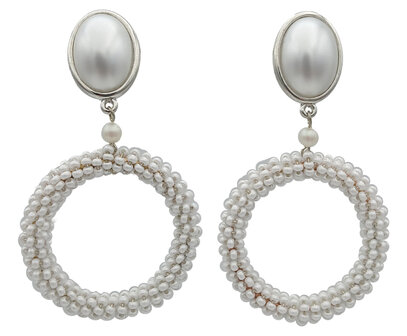 Ohrstecker Cabochon perl-wei&szlig; + Ring mit wachswei&szlig;en Rocaille-Perlchen