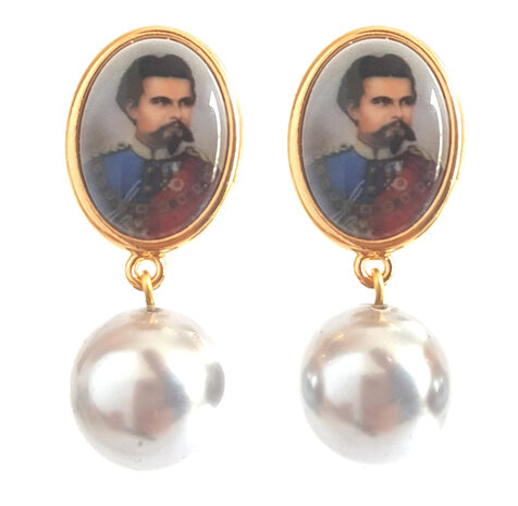 Ohrstecker vergoldet mit Portrait Märchenkönig Ludwig II + weisse Muschelkern-Perle