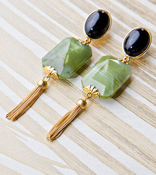 Ohrring bi-color mit jade-grünem Octagon-Behang und Metall-Quaste an schwarzem Cabochon 
