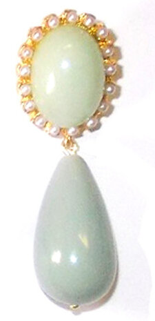 hellgrüner Cabochon mit weisser Perlchen-Umrandung und jadefarbiger Tropfen-Perle