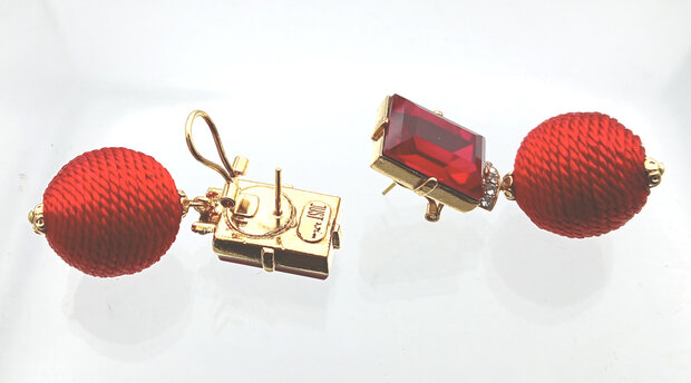 Glas-Baguette rot mit Garnkugel rot