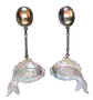 Fisch-an-vielfarbig-schillerndem-Glas-Cabochon